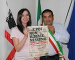 Giovanna Santoru, presidente della Biblioteca di Sardegna, e Salvatore Oggiano, sindaco del Comune di Cargeghe, mostrano la locandina dell'iniziativa.